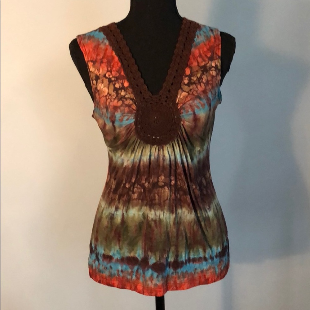 Tie dyed sleeveless shirt w/crocheting at neck